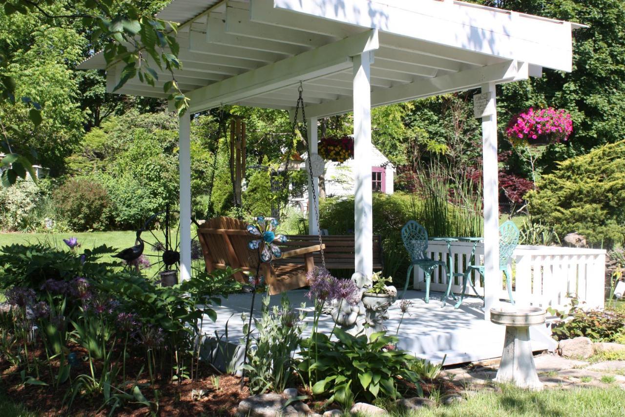 Carrousel Bed & Breakfast Cayuga Екстериор снимка