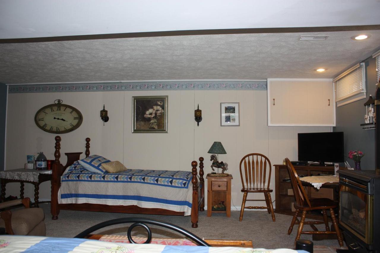 Carrousel Bed & Breakfast Cayuga Стая снимка