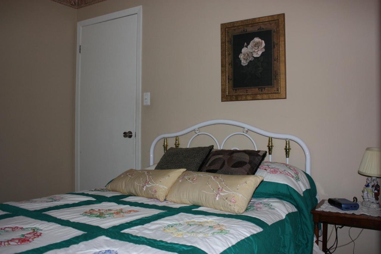Carrousel Bed & Breakfast Cayuga Стая снимка