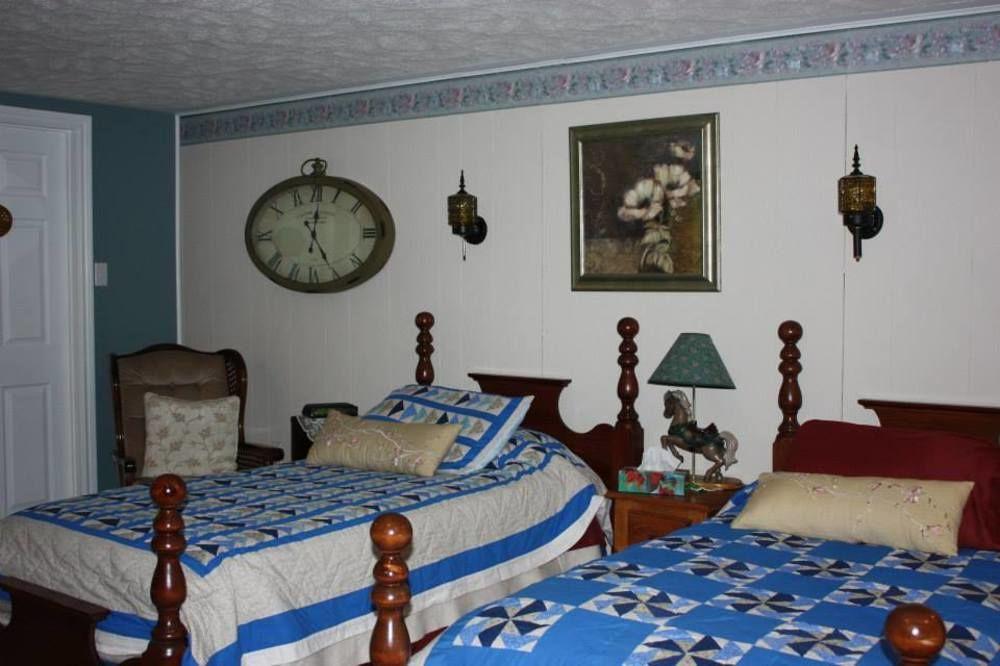 Carrousel Bed & Breakfast Cayuga Екстериор снимка