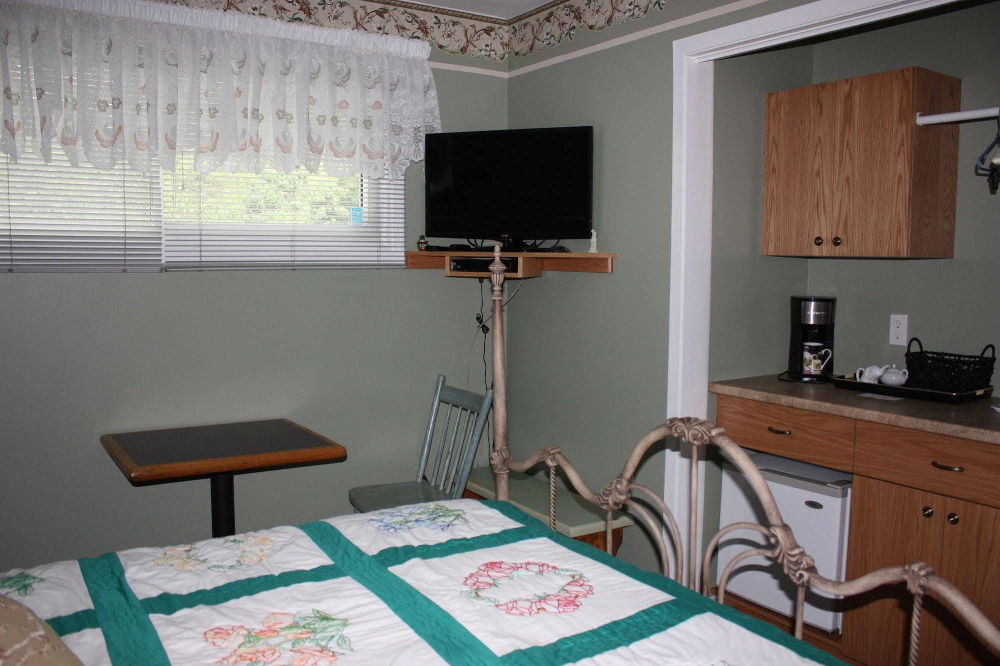 Carrousel Bed & Breakfast Cayuga Екстериор снимка