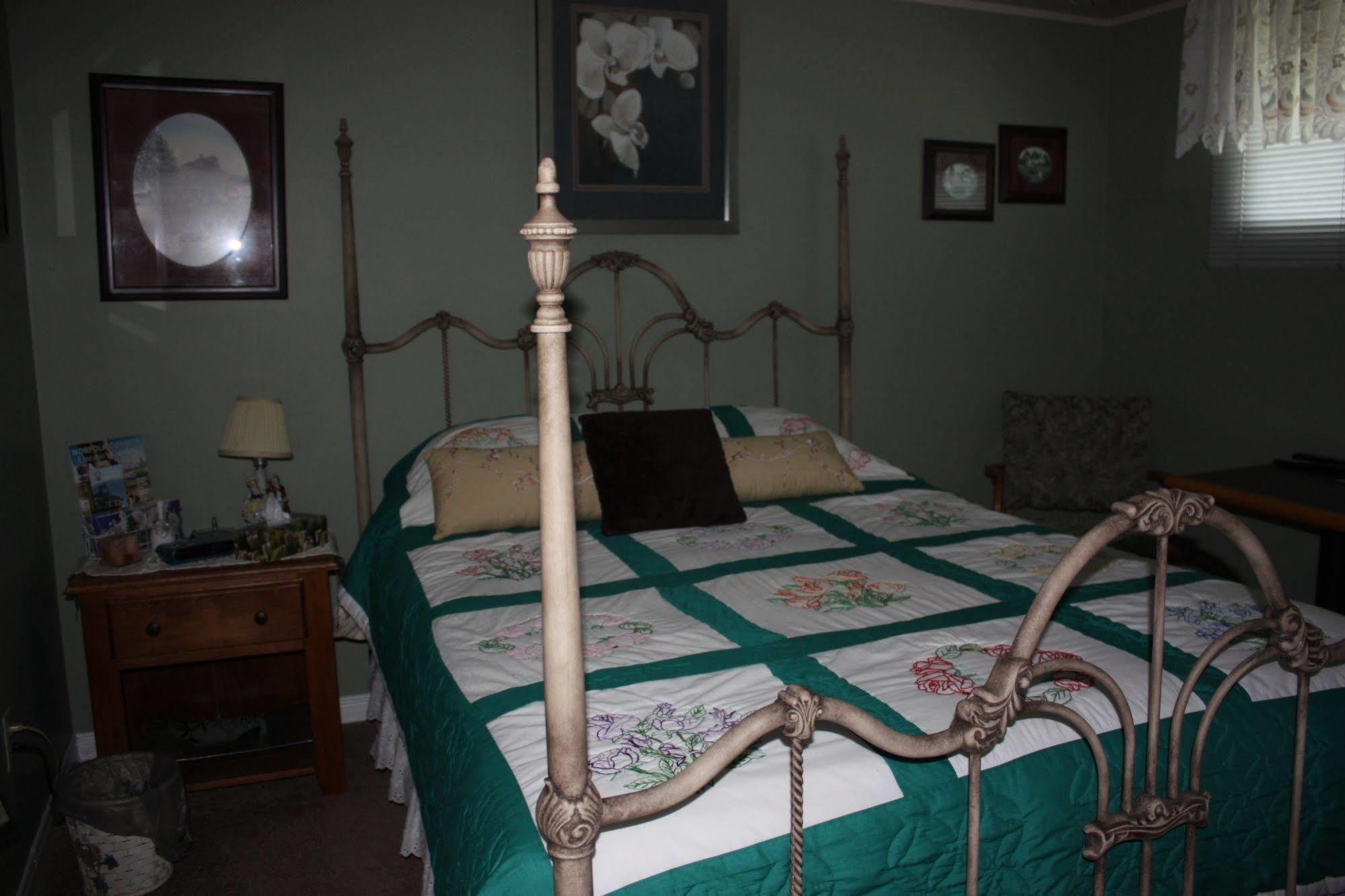 Carrousel Bed & Breakfast Cayuga Екстериор снимка